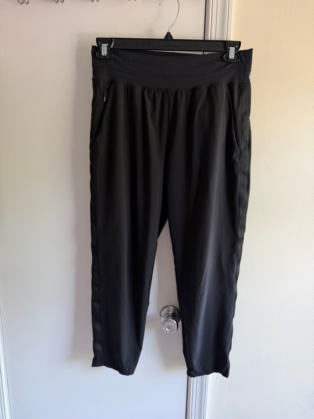Women's Athleta Black Pull-On Cropped Pants